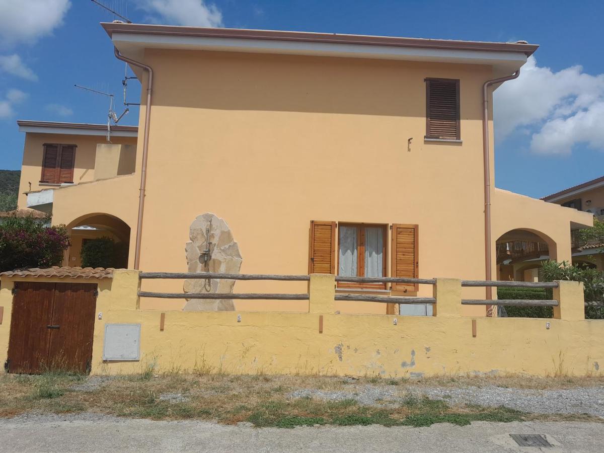 Villa Su Due Livelli Super Accessoriata Сант'Анна-Аррезі Екстер'єр фото